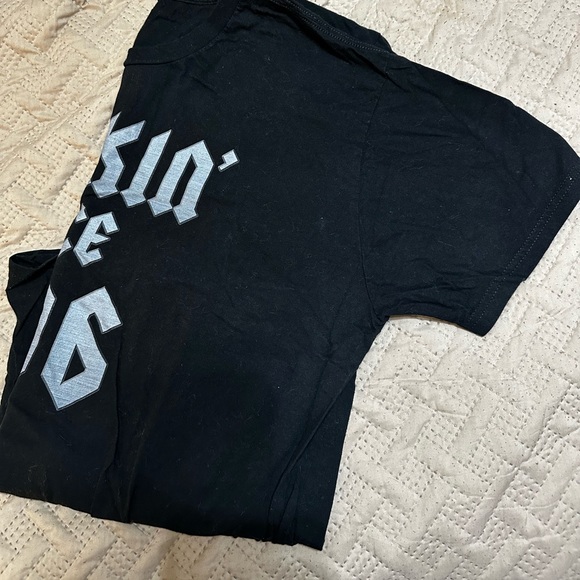 Graphic Tshirt - Picture 2 of 3